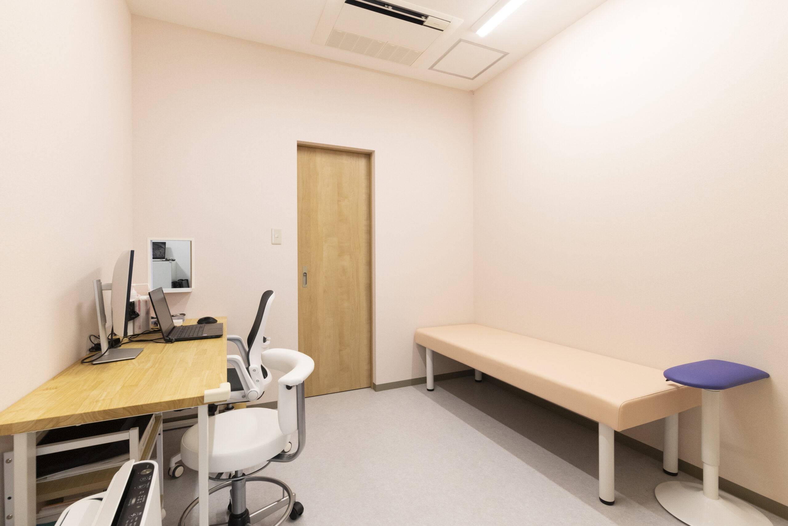 診察室1 緑色のドア